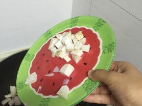 倒入杏鲍菇，继续翻炒，3-5分钟