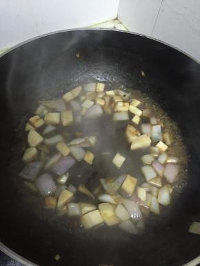 加入少量水，微煮至水滚