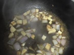加入少量水，微煮至水滚