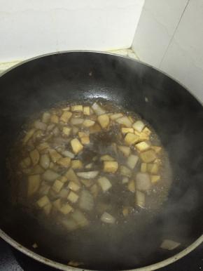 再依次加入少许鲜酱油、料酒和少许盐，翻炒3-5分钟