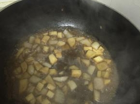 再依次加入少许鲜酱油、料酒和少许盐，翻炒3-5分钟