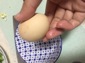 拿一个鸡蛋打开，放入碗中