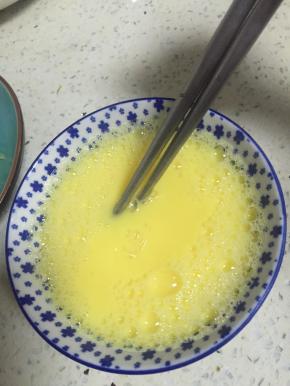 加入少许料酒去腥，少许盐提味，拌匀