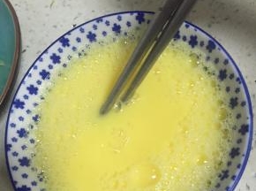 加入少许料酒去腥，少许盐提味，拌匀