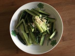 黄瓜切成条状，大蒜拍碎切小烂