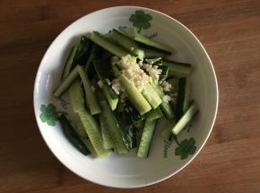 黄瓜切成条状，大蒜拍碎切小烂