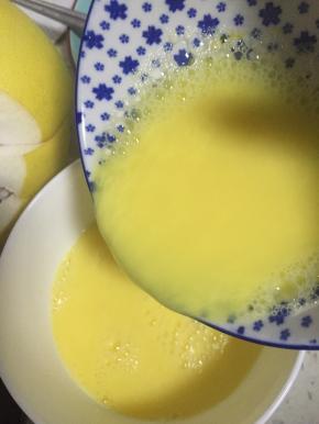 烧开水，刚刚烧开的水倒入蛋液，边倒边搅拌，倒入蒸碗中