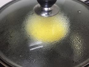 蒸锅加水，将蛋放在笼屉上，蒸8-10分钟