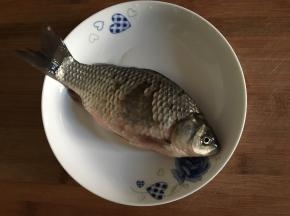 买来活鲫鱼，鱼鳞不要刮洗净