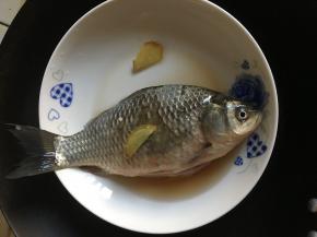 姜切4薄片，鱼肚里放一片，加黄酒，盐，糖