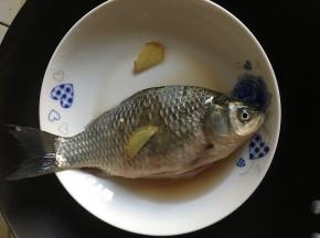 姜切4薄片，鱼肚里放一片，加黄酒，盐，糖