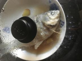 加水上蒸锅，15分钟左右，鱼眼变白