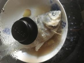 加水上蒸锅，15分钟左右，鱼眼变白