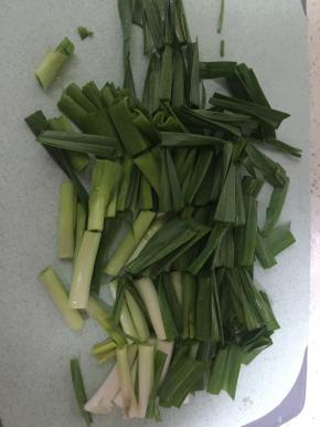 准备蒜苗，洗干净，切段