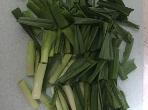 准备蒜苗，洗干净，切段