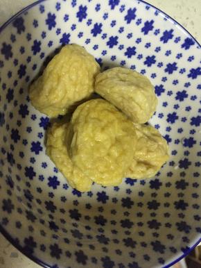 将购买好的炸鱼丸洗干净，备用