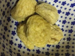 将购买好的炸鱼丸洗干净，备用