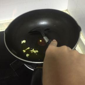 锅里倒入橄榄油，加热，加入葱姜蒜爆香