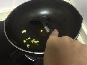 锅里倒入橄榄油，加热，加入葱姜蒜爆香