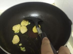 倒入炸鱼丸，翻炒1-2分钟，再加入少量盐