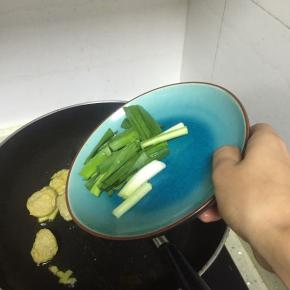 倒入蒜苗,翻炒2-3分钟