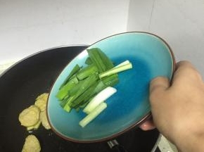 倒入蒜苗,翻炒2-3分钟