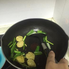 加入少量盐，料酒，翻炒均匀