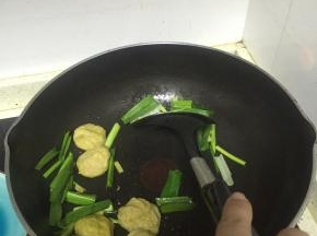 加入少量盐，料酒，翻炒均匀