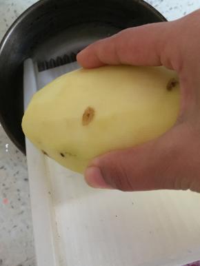 准备土豆，洗干净，去皮