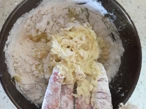 加入适当面粉，如果土豆水分较大可以捏去一些水分