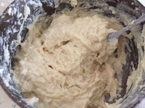 加入适量的盐，将面粉和土豆搅拌均匀