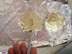 将拌好的土豆面粉捏成饼状，底部刷橄榄油置于烤盘锡纸上