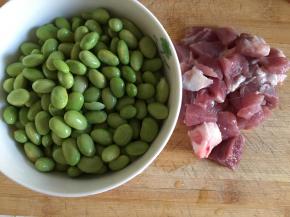 毛豆剥壳洗去外衣沥好水，猪肉切丁块