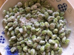 毛豆装盘加入少许盐，大蒜，加入适量米粉，手抓均匀