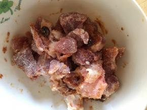 猪肉加入米粉后和入黄豆酱手抓匀