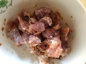 猪肉加入米粉后和入黄豆酱手抓匀