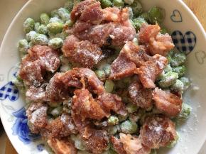 毛豆铺下层，肉铺上层，再撒上一层薄薄的米粉