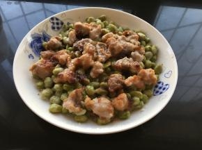 放入电压力锅内，选择豆类煲熟后出锅淋入热菜油