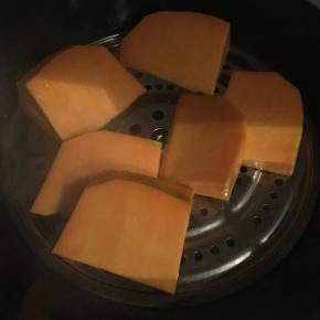 南瓜切片蒸熟