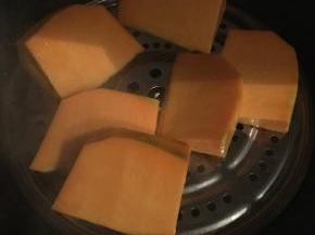 南瓜切片蒸熟