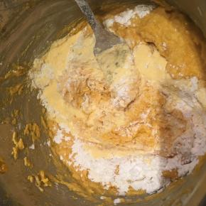 南瓜捣成泥，加入糯米粉、玉米淀粉和糖，搅拌均匀