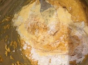 南瓜捣成泥，加入糯米粉、玉米淀粉和糖，搅拌均匀