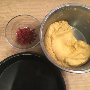 南瓜面团揉成不黏手的光滑状态，同时准备好枸杞