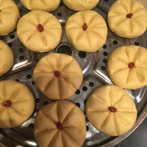 做好的南瓜糕放上蒸架蒸