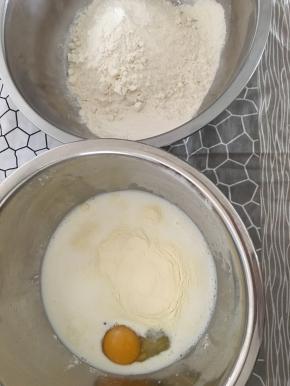 鸡蛋（另留少些蛋清），牛奶，奶粉，糖粉，盐搅拌均匀