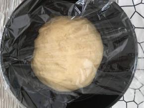 面粉加入揉20分钟，加入干酵母及融化的黄油揉10分钟