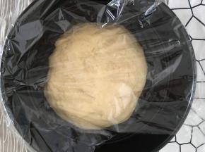 面粉加入揉20分钟，加入干酵母及融化的黄油揉10分钟