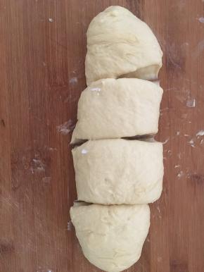 放入烤箱发酵功能30-40分钟后取出切成4份