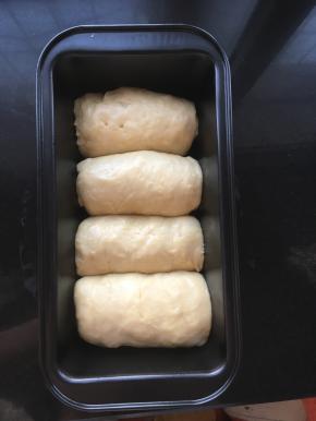 分别擀成长条状卷好放入模具中