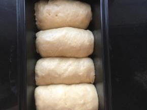 分别擀成长条状卷好放入模具中
